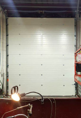 ประตูบานเลื่อนหุ้มฉนวนแบบกำหนดเองโรงรถอลูมิเนียมอัลลอยด์ / ตำแหน่งร้านค้าขายส่งภายนอกโรงงานผลิต