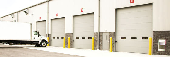 การออกแบบที่ทันสมัย ประตูส่วนอุตสาหกรรม 50mm~80mm ความหนา ประตูห้องเก็บรถ ประตูส่วนพาณิชย์