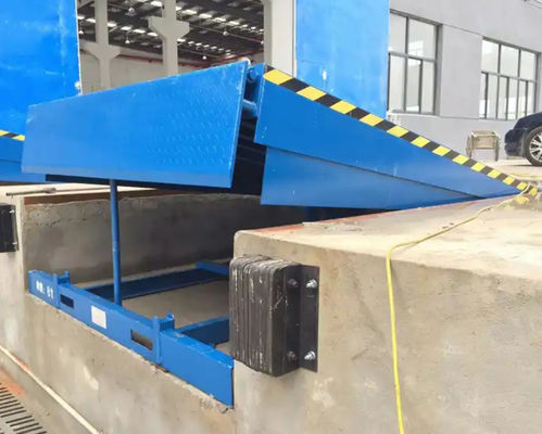 อิเล็กทริก Dock Door Levelers Workshop อัตโนมัติ Dock Plate 25000-40000LBS การออกแบบที่ปลอดภัย Forklift แพลตฟอร์มยกน้ํา