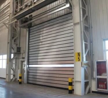 ลิฟท์อุตสาหกรรมแนวตั้งอัตโนมัติภายในแผงแซนวิชประตูเกลียวความเร็วสูง 70 มม. สำหรับทางเดินกลางแจ้ง