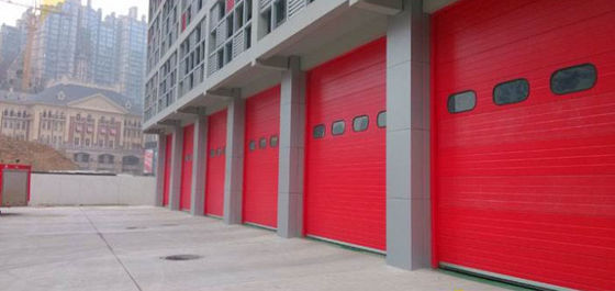 แผงประตูอุตสาหกรรมขนาด 50 มม. 3000x4000 แซนวิชเหล็กเคลือบสีแดงอัตโนมัติ