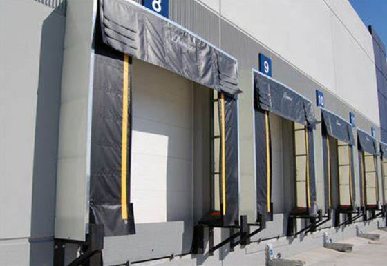 ความทนทานสูง Loading Dock Shelters ประตูคลังสินค้าอัตโนมัติแบบเป่าลม