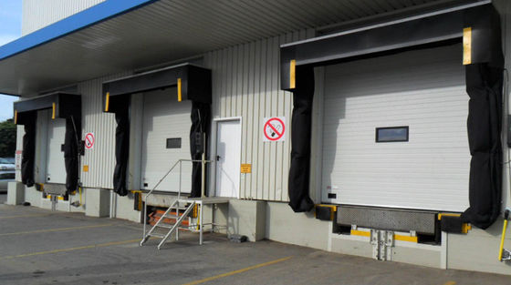 กำหนดเอง Loading Dock Shelters Truck Container ถุงลมนิรภัยประหยัดพลังงานสำหรับคลังสินค้า