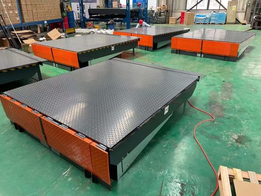 กระเป๋าอากาศอัดลม Lift Container Ramp Dock Leveler Loading Dock Ramp สําหรับรถยก