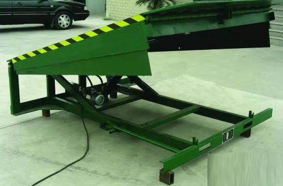 เครื่องปรับระดับ Dock Loading แบบไฟฟ้าที่สามารถปรับแต่งได้ พร้อมเครื่องควบคุมปุ่มกด