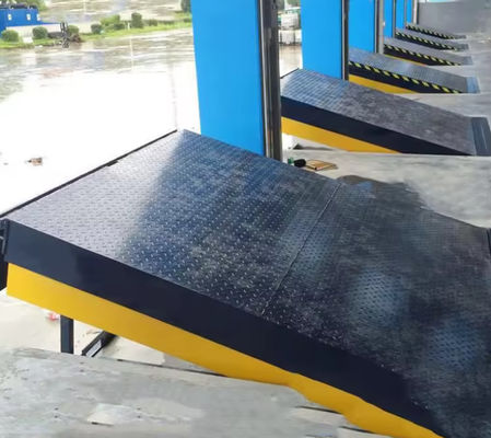 เครื่องปรับระดับ Dock Loading แบบไฟฟ้าที่สามารถปรับแต่งได้ พร้อมเครื่องควบคุมปุ่มกด