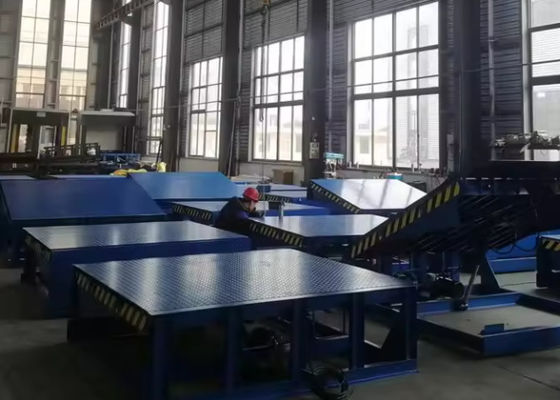 เครื่องปรับระดับ Dock Loading ที่กําหนดเอง พร้อมแหล่งพลังงานไฟฟ้า 10 ความจุ โกดังเหล็กมือถือไฮดรอลิกเคลื่อนไหว