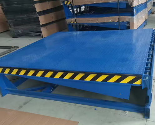 เครื่องปรับระดับ Dock Loading ที่เคลือบผง/เหล็กกระดาษได้ตามความต้องการ พร้อมโซ่ความปลอดภัยและรีโมทควบคุมมือ