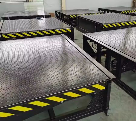 เครื่องปรับระดับ Dock Loading ที่เคลือบผง/เหล็กกระดาษได้ตามความต้องการ พร้อมโซ่ความปลอดภัยและรีโมทควบคุมมือ