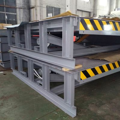 เครื่องปรับระดับ Dock Loading ที่สามารถปรับแต่งได้ พร้อมลักษณะความปลอดภัย เครื่องควบคุมเครื่องจักรกล บนสถานที่