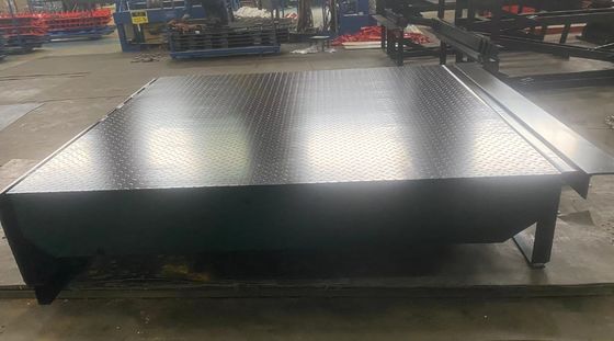 เครื่องปรับระดับ Dock Loading ไฮดรอลิกไฟฟ้าที่สามารถปรับแต่งได้ พร้อมโซ่ความปลอดภัยและการควบคุมปุ่มกด