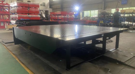 เครื่องปรับระดับ Dock Loading ไฮดรอลิกไฟฟ้าที่สามารถปรับแต่งได้ พร้อมโซ่ความปลอดภัยและการควบคุมปุ่มกด