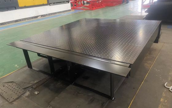 เครื่องปรับระดับ Dock Loading ไฮดรอลิกไฟฟ้าที่สามารถปรับแต่งได้ พร้อมโซ่ความปลอดภัยและการควบคุมปุ่มกด