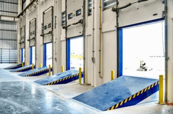 การออกแบบที่ปลอดภัย 25000-40000LBS Hydraulic Dock Leveler ใช้เทคโนโลยีอัตโนมัติ