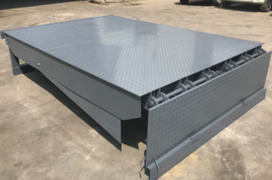 Dock Door Levelers Workshop อัตโนมัติ Dock Plate 25000-40000LBS การออกแบบที่ปลอดภัยกับความสูงของเพลิงที่สามารถปรับแต่งได้และสตาร์ความปลอดภัย