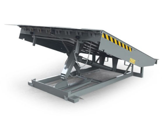 กดปุ่มควบคุม Dock Door Levelers Workshop ป้าย dock อัตโนมัติ ด้วยความยาวริมฝีปากที่สามารถปรับแต่งได้ 25000-40000LBS การออกแบบที่ปลอดภัย