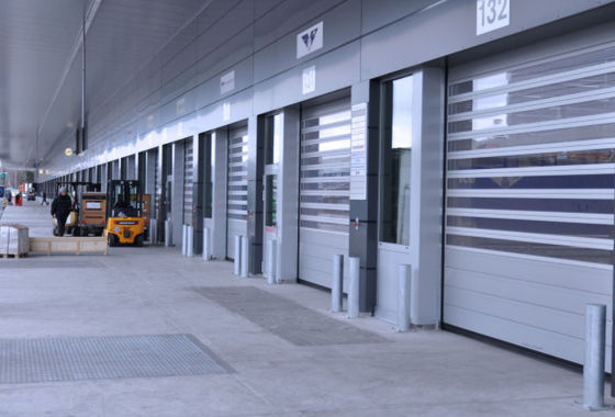 อลูมิเนียมสลัด ความเร็วสูง สายสไพร่ประตู มอเตอร์พลังงาน 0.75KW ประสิทธิภาพความปลอดภัย ≤2.0m3/ M2.s ความเร็วปิด 0.8m/s