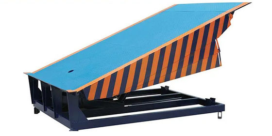 หัวหินหนัก ห้างหุ้น อัตโนมัติ Dock Plates Dock Door Levelers 25000-40000LBS การออกแบบที่ปลอดภัยสําหรับการดําเนินงาน Dock ความจุ