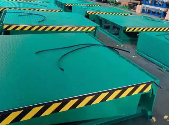 อิเล็กทริก Dock Door Levelers Workshop อัตโนมัติ Dock Plate 25000-40000LBS การออกแบบที่ปลอดภัยสําหรับการบรรทุกที่ปลอดภัย
