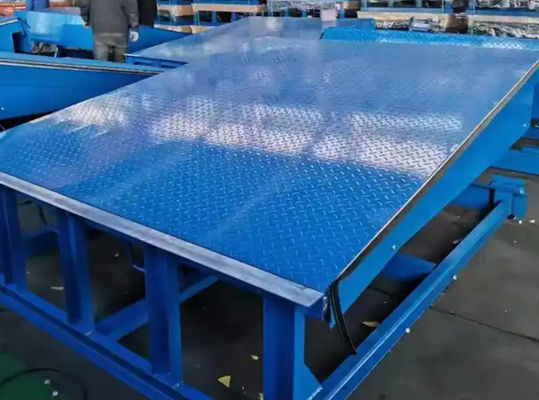 อิเล็กทริก Dock Door Levelers Workshop อัตโนมัติ Dock Plate 25000-40000LBS การออกแบบที่ปลอดภัยสําหรับการบรรทุกที่ปลอดภัย