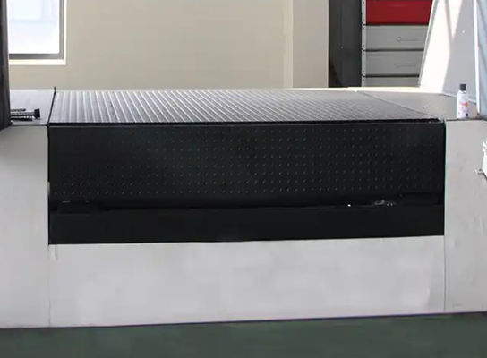 ดีไซน์ที่ปลอดภัย Dock Door Levelers ด้วยการควบคุมปิดเท้าและปูนเคลือบปลาย 25000-40000LBS ความจุ