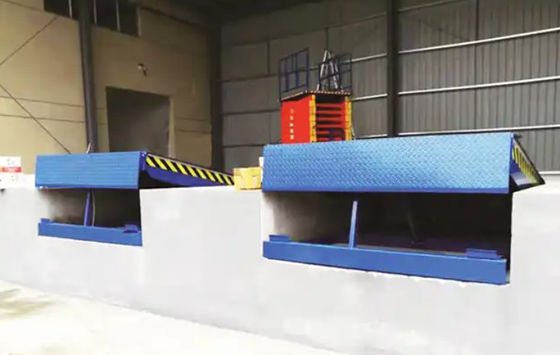 การปรับปรุงความยาวริมฝีปาก โรงงานอัตโนมัติ Dock Plate Dock Door Levelers 25000-40000LBS การออกแบบที่ปลอดภัยด้วยการควบคุมปุ่มกด