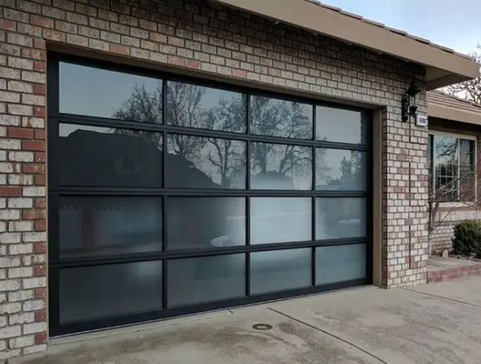 คุณภาพสูง Modern Light Luxury Garage Door ประตูโรงรถไฟฟ้าแบบส่วนกลาง อลูมิเนียมสับสนธิ ความแข็งแกร่งต่อน้ํา ชั้น 3 กระจกโปร่ง ประตูโรงรถไฟฟ้าแบบส่วนกลาง ตัวเลือกการกันความร้อนที่ดี