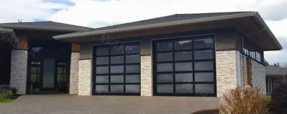 ประตูโรงรถอะคริลิคอะลูมิเนียมใส ประตูโรงรถแบบเต็มวิว ประตูโรงรถแบบกระจก ประตูโรงรถแบบแบ่งส่วน ดีไซน์ทันสมัย