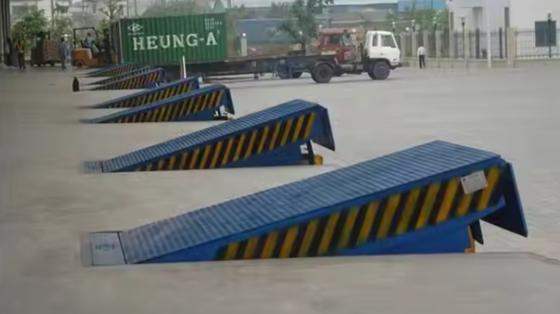 โรงงานปรับระดับประตูท่าเรือ โป้ท่าเรืออัตโนมัติ พร้อมแท่นความปลอดภัย ระบบบรรทุกเหล็กแรงแรง 8T ประสิทธิภาพสําหรับโกดัง