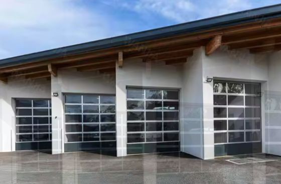 สไตล์การออกแบบที่ทันสมัย ความแน่นต่อน้ํา อัตโนมัติ สีดํา อลูมิเนียม Frosted กระจกโปร่ง ประตูโรงรถ