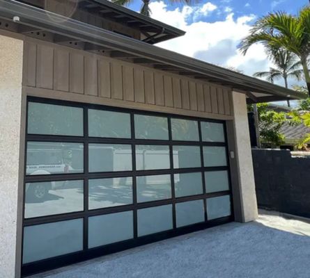 คลาสความแน่นหนาน้ำ 3 กระจกใส ทนทานต่อลมได้ดีเยี่ยม ประตูโรงรถแบบแบ่งส่วนสำหรับอุตสาหกรรมที่แข็งแรง พร้อมระบบเปิด-ปิดแบบแมนนวลหรืออัตโนมัติ