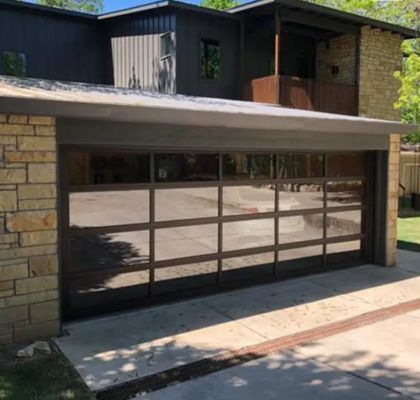 คลาสความแน่นหนาน้ำ 3 กระจกใส ทนทานต่อลมได้ดีเยี่ยม ประตูโรงรถแบบแบ่งส่วนสำหรับอุตสาหกรรมที่แข็งแรง พร้อมระบบเปิด-ปิดแบบแมนนวลหรืออัตโนมัติ