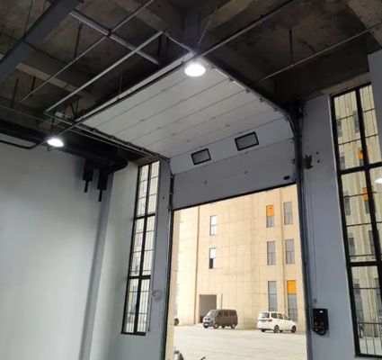 ประตูม้วนส่วนหน้าต่างไวนิลแบบแบ่งส่วน ความหนา 50 มม. - 80 มม. ประตูฉนวนกันความร้อนสำหรับอุตสาหกรรมใหม่ ประตูอัตโนมัติเพื่อความปลอดภัยสำหรับประตูโรงรถ