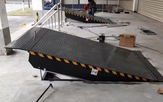 8T /10T ความจุไฮดรอลิก ตัน คลังสินค้า แท่นวางสินค้าปรับแต่งได้ ขนาดแพลตฟอร์ม โรงงานอัตโนมัติ แผ่นเทียบท่าเทียบท่า ประตูเทียบท่า ระดับพื้น 25000-40000 ปอนด์ ดีไซน์ปลอดภัย