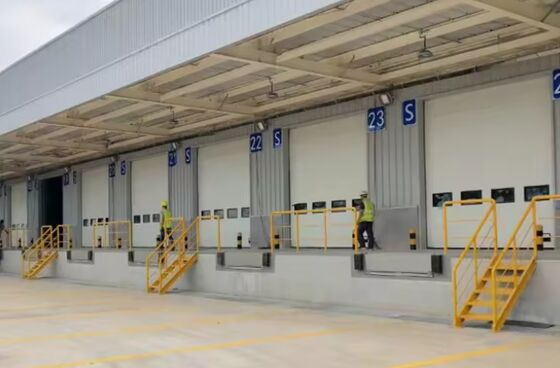 8T /10T ความจุไฮดรอลิก ตัน คลังสินค้า แท่นวางสินค้าปรับแต่งได้ ขนาดแพลตฟอร์ม โรงงานอัตโนมัติ แผ่นเทียบท่าเทียบท่า ประตูเทียบท่า ระดับพื้น 25000-40000 ปอนด์ ดีไซน์ปลอดภัย