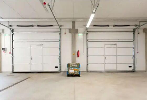 ประตูโรงงานคลังสินค้าอัตโนมัติแบบ Sectional Overhead ประตูเหล็กสั่งทำพิเศษสำหรับสถานีดับเพลิงเชิงพาณิชย์และอุตสาหกรรม