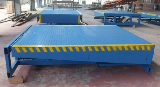 อัตโนมัติ Dock Plate Dock Door Levelers ปลอดภัยไฟฟ้า ไฮดรอลิก Dock Leveler 6-15 ตัน โรงงานบรรทุก Container Loading Dock Leveler