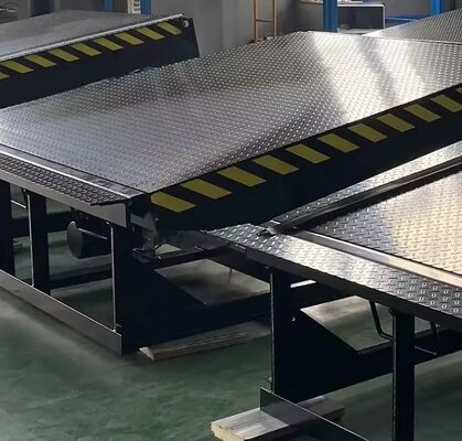 ความจุ 10 โรงงาน อัตโนมัติ Dock Plate Dock Door Levelers Air Dock Leveler แบบมือ รั้มบรรทุกภาระหนักสําหรับคลังสินค้า