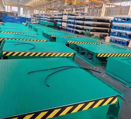 ความจุ 10 โรงงาน อัตโนมัติ Dock Plate Dock Door Levelers Air Dock Leveler แบบมือ รั้มบรรทุกภาระหนักสําหรับคลังสินค้า