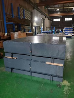 คอนเทนเนอร์โรงงานใช้ไดรฟ์ไฮดรอลิค Loading Dock Leveler Heavy Duty Steel High Volume Dock Ramp สำหรับคลังสินค้า