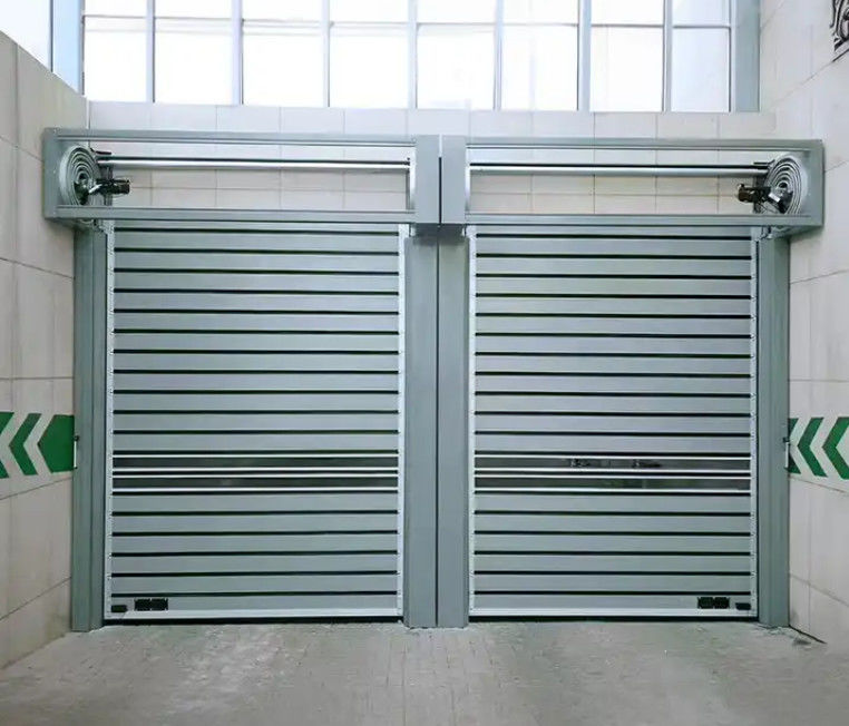 ประตูสไพร่ที่ควบคุมด้วย PLC ความเร็ว 0.8m / s ความเร็วการเปิดและปิดที่ 220V / 50HZ ปรับแต่ง