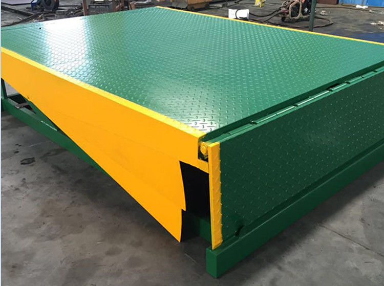 เครื่องปรับระดับ Dock Loading ที่สามารถปรับแต่งได้ พร้อมลักษณะความปลอดภัย เครื่องควบคุมเครื่องจักรกล บนสถานที่