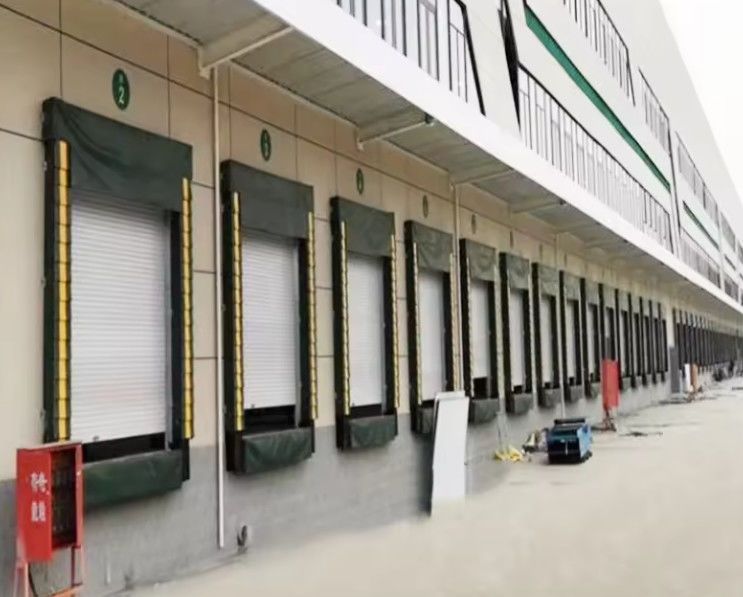 สีที่กําหนดเอง Loading Dock Shelters with Easy Installation สปองจอกหอพักหอพักประตูอุตสาหกรรม