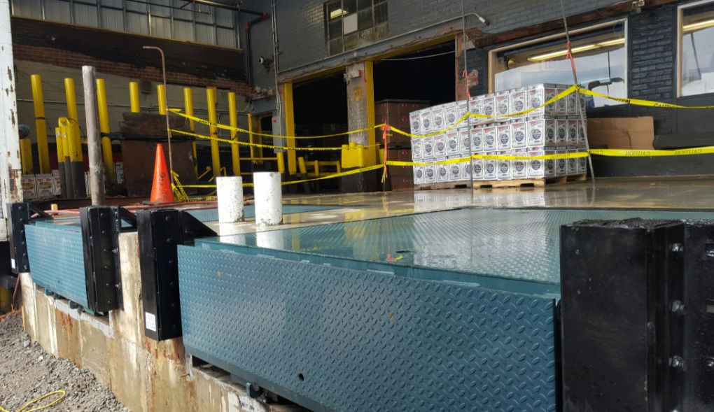 บนสถานที่ติดตั้งไฟฟ้า / ไฮดรอลิกการบรรทุก Dock Levelers ความจุ 10 000 - 20 000 ปอนด์