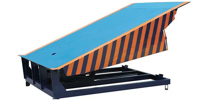หัวหินหนัก ห้างหุ้น อัตโนมัติ Dock Plates Dock Door Levelers 25000-40000LBS การออกแบบที่ปลอดภัยสําหรับการดําเนินงาน Dock ความจุ