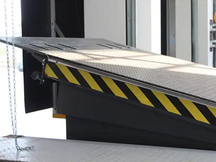 เครื่องยนต์ไฟฟ้า เครื่องเลื่อยเครื่องยนต์ Lift Vertical Dock Door Levelers Workshop อัตโนมัติ Dock Plate 25000-40000LBS เซฟ