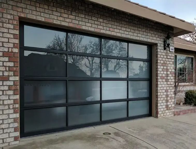 คุณภาพสูง Modern Light Luxury Garage Door ประตูโรงรถไฟฟ้าแบบส่วนกลาง อลูมิเนียมสับสนธิ ความแข็งแกร่งต่อน้ํา ชั้น 3 กระจกโปร่ง ประตูโรงรถไฟฟ้าแบบส่วนกลาง ตัวเลือกการกันความร้อนที่ดี