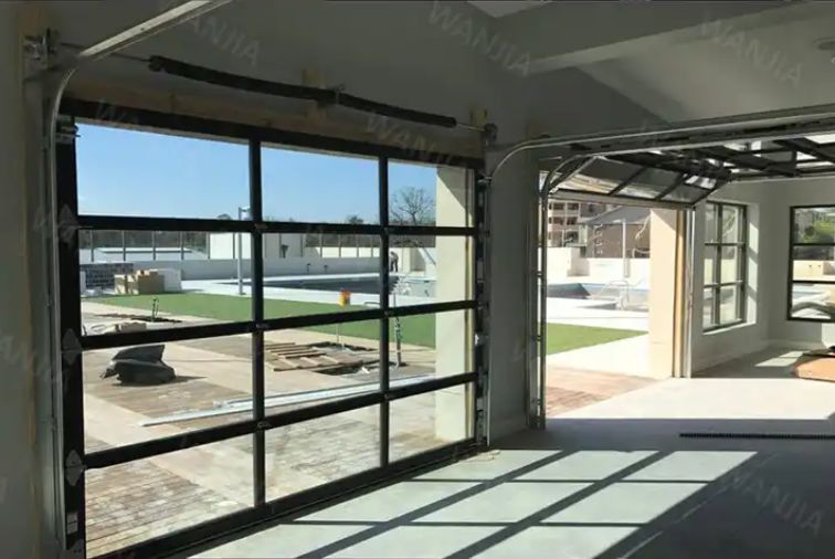 ประตูโรงรถอะคริลิคอะลูมิเนียมใส ประตูโรงรถแบบเต็มวิว ประตูโรงรถแบบกระจก ประตูโรงรถแบบแบ่งส่วน ดีไซน์ทันสมัย