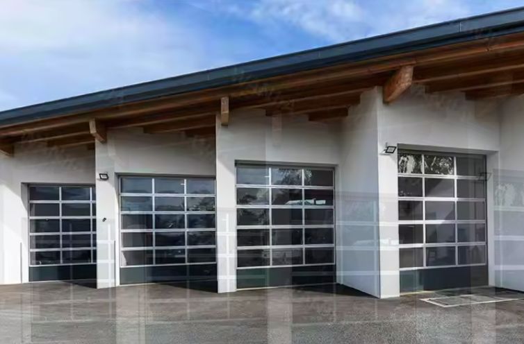 สไตล์การออกแบบที่ทันสมัย ความแน่นต่อน้ํา อัตโนมัติ สีดํา อลูมิเนียม Frosted กระจกโปร่ง ประตูโรงรถ