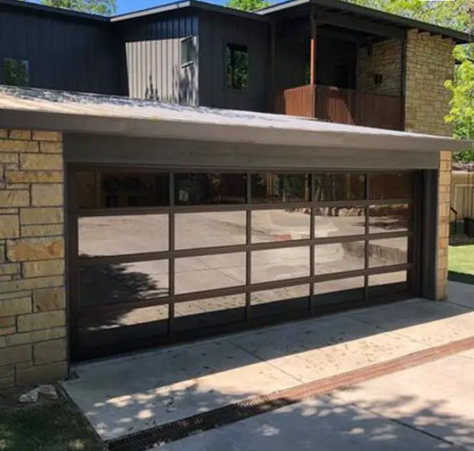 คลาสความแน่นหนาน้ำ 3 กระจกใส ทนทานต่อลมได้ดีเยี่ยม ประตูโรงรถแบบแบ่งส่วนสำหรับอุตสาหกรรมที่แข็งแรง พร้อมระบบเปิด-ปิดแบบแมนนวลหรืออัตโนมัติ